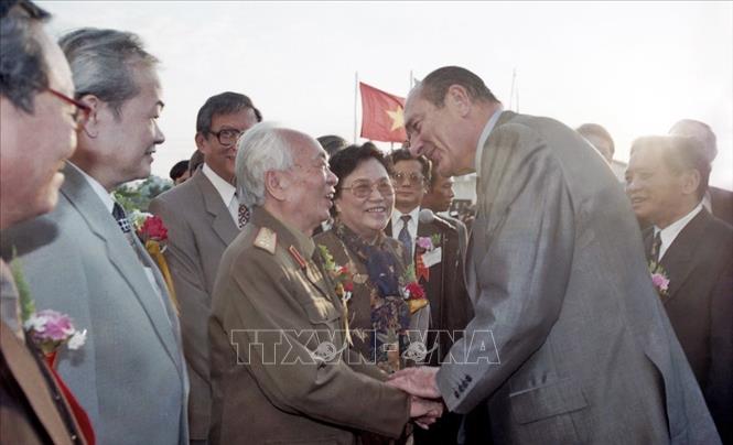 Trong ảnh: Tổng thống Pháp Jacques Chirac gặp Đại tướng Võ Nguyên Giáp, trong chuyến thăm chính thức Việt Nam lần đầu tiên và tham dự Hội nghị Thượng đỉnh Cộng đồng Pháp ngữ lần thứ 7 tại Hà Nội, từ ngày 12 - 16/11/1997. Ảnh: Cao Phong - TTXVN
