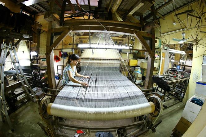 Trong ảnh: Gần đây, những nghiên cứu, cải tiến mới đang giúp kỹ thuật dệt chuyển dần sang sản xuất mang tính công nghiệp, thúc đẩy sự phát triển của làng nghề. Ảnh: Minh Quyết – TTXVN