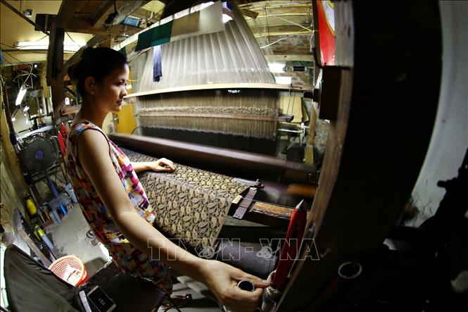 Trong ảnh: Làng lụa hiện có gần 800 hộ dân làm nghề, chiếm gần 60% trên tổng số hộ sinh sống tại đây. Ảnh: Minh Quyết – TTXVN
