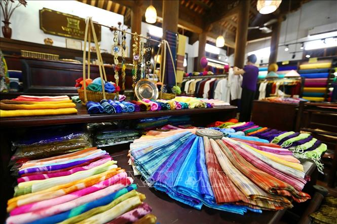 Trong ảnh: Nguyên liệu làm lụa Vạn Phúc chủ yếu là từ tơ tằm. Sản phẩm lụa Vạn Phúc đa dạng về màu sắc, phong phú về chủng loại và có tiếng là chất lượng bền đẹp, cho cảm giác mềm mại nhẹ nhàng, ấm áp vào mùa đông, mát mẻ vào mùa hè. Ảnh: Minh Quyết – TTXVN