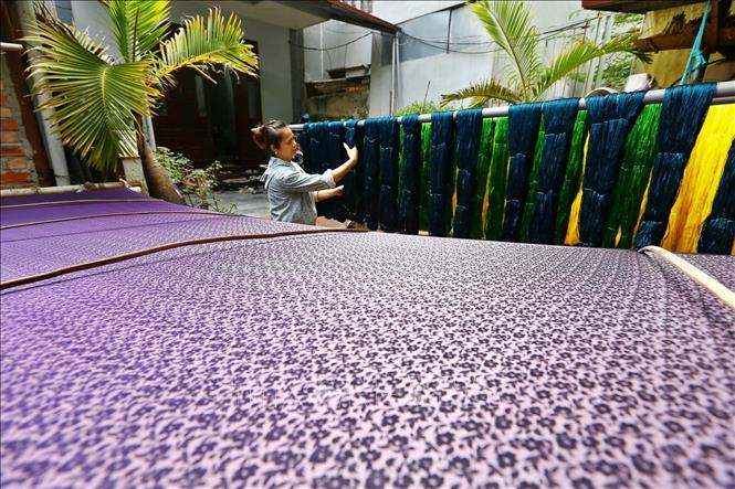 Trong ảnh: Để làm nên những sản phẩm tơ lụa đặc sắc, người thợ ở làng lụa xưa nay đều phải thực hiện một quy trình sản xuất công phu bao gồm nhiều khâu như: tơ, hồ sợi, dệt, nhuộm, căng phơi... Ảnh: Minh Quyết – TTXVN