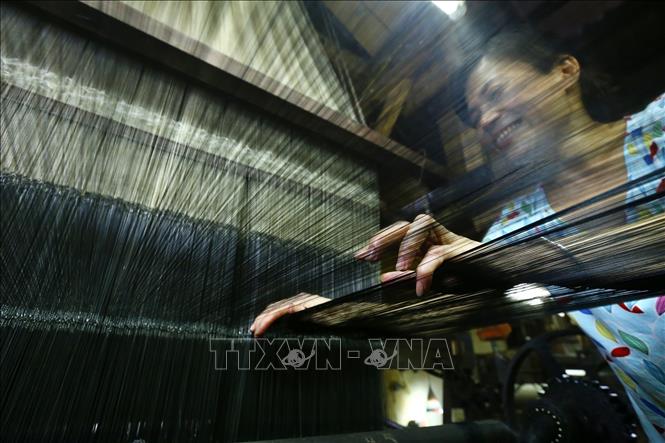 Trong ảnh: Người thợ làng lụa Vạn Phúc đòi hỏi phải khéo léo và điêu luyện, để hoàn thiện trang trí hoa văn trên lụa một cách tinh xảo. Ảnh: Minh Quyết – TTXVN