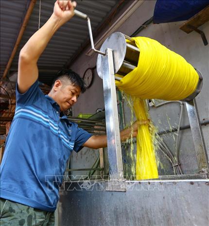 Trong ảnh: Lụa sau khi dệt được đem nhuộm. Không phải loại lụa nào cũng đem nhuộm mà có loại để trắng tinh khiết, ngả vàng ngà như lụa nõn. Có loại được nhuộm màu ngay từ khâu sợi như gấm, vóc nhưng có loại như lĩnh, the chỉ nhuộm khi đã dệt xong... Ảnh: Minh Quyết – TTXVN
