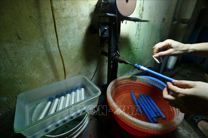 Trong ảnh: Ở khâu làm tơ, người thợ không chỉ quấn sợi vào ống đơn thuần mà còn phải chọn sợi, đẽo sợi để đảm bảo sợi tơ có màu trắng, bóng nhẵn, không sùi lông, trị số tơ phải đều, sau đó mắc sợi, lựa chọn riêng sợi dọc, sợi ngang. Ảnh: Minh Quyết – TTXVN
