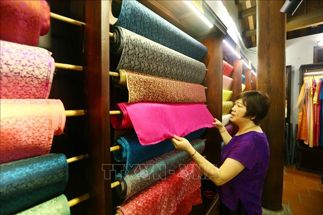 Trong ảnh: Sản phẩm tơ lụa Vạn Phúc gồm khoảng trên 70 loại the, lụa, gấm, lĩnh khác nhau như: Băng hoa, Long phượng, mây bay, tứ quế, sa trơn, the trơn, đũi hoa, vân thọ đỉnh… Hoa văn trên lụa được chia làm 4 loại: động vật, thực vật, đồ vật, hình hoạ. Ảnh: Minh Quyết – TTXVN