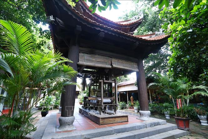 Nghề dệt tại Vạn Phúc đã ra đời cách đây hơn 1.000 năm, vào khoảng thế kỷ 13, tiền đề hình thành nên lịch sử làng lụa Hà Đông với phần lõi là Vạn Phúc. Trong ảnh: Khung cửi cổ được trưng bày ngay trước Đền thờ tổ nghề. Ảnh: Minh Quyết – TTXVN