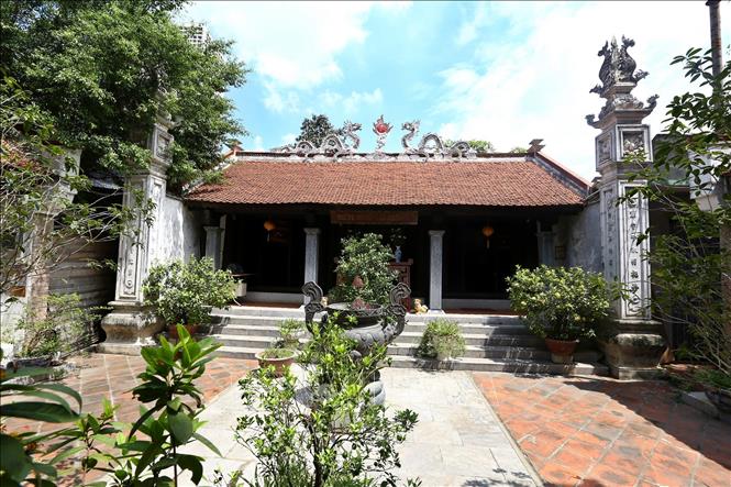 Trong ảnh: Đền thờ Tổ nghề dệt làng Vạn Phúc. Tương truyền, cách đây khoảng hơn 1100 năm, bà A Lã Thị Nương là vợ của Cao Biền, thái thú Giao Chỉ, từng sống ở trang Vạn Bảo. Trong thời gian ở đây, bà đã dạy dân cách làm ăn và truyền nghề dệt lụa. Sau khi mất, bà được phong làm thành hoàng làng. Ảnh: Minh Quyết – TTXVN