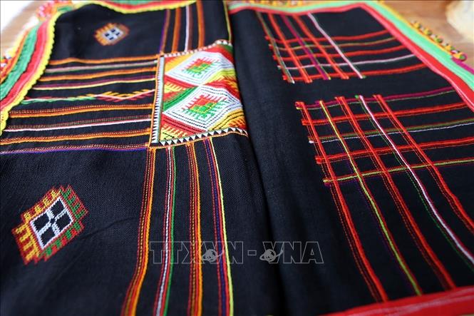 Photo: Each scarf tells a story about the wearers’ feelings and character through patterns and colors. VNA Photo: Phan Tuấn Anh