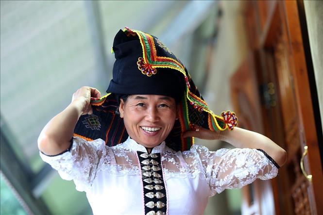 Photo: Khan Pieu, a traditional scarf, makes black Thai women unique and attractive. VNA Photo: Phan Tuấn Anh