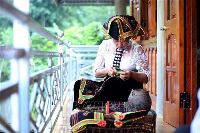 Photo: Khan Pieu, a traditional scarf, makes black Thai women unique and attractive. VNA Photo: Phan Tuấn Anh