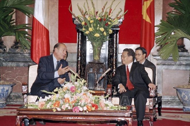 Trong ảnh: Chủ tịch nước Trần Đức Lương đón, hội đàm với Tổng thống Pháp Jacques Chirac, ngày 6/10/2004, trong chuyến thăm chính thức lần thứ hai tới Việt Nam và tham dự Hội nghị Thượng đỉnh Á - Âu lần thứ 5 (ASEM 5). Ảnh: Nguyễn Khang - TTXVN