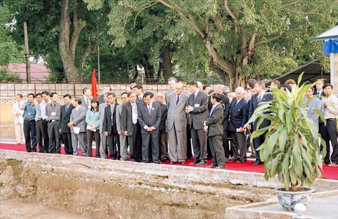 Trong ảnh: Tổng thống Pháp Jacques Chirac thăm khu khảo cổ Hoàng thành Thăng Long, trong chuyến thăm chính thức Việt Nam và tham dự Hội nghị Thượng đỉnh Á - Âu lần thứ 5 (ASEM 5), tháng 10/2004. Ảnh: Nguyễn Khang - TTXVN