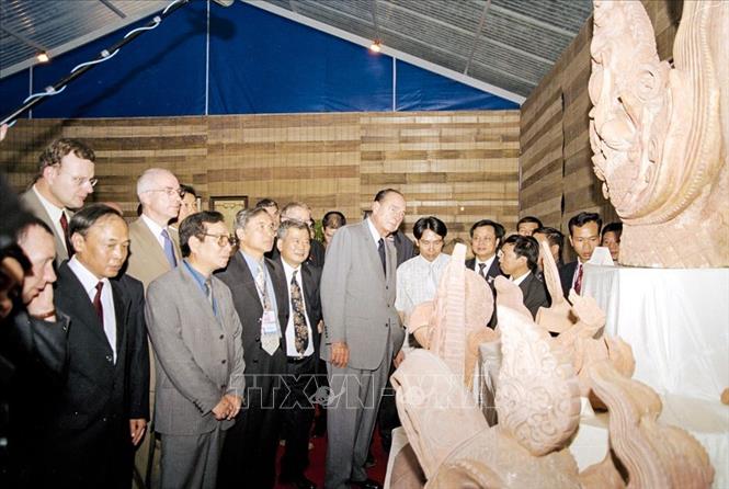 Trong ảnh: Tổng thống Pháp Jacques Chirac xem các hiện vật vừa được khai quật tại Hoàng thành Thăng Long, trong chuyến thăm chính thức Việt Nam và tham dự Hội nghị Thượng đỉnh Á - Âu lần thứ 5 (ASEM 5), tháng 10/2004. Ảnh: Nguyễn Khang - TTXVN