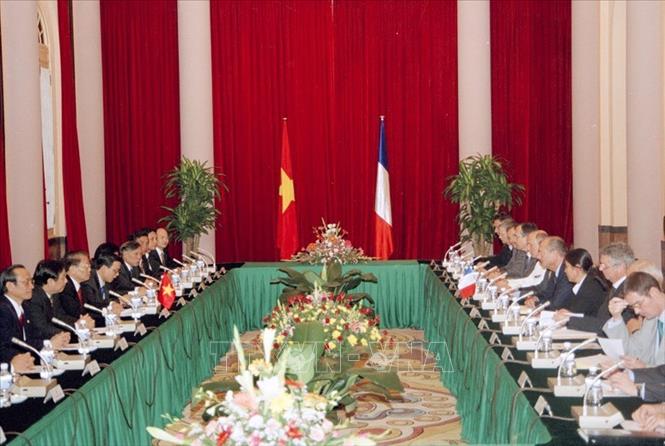 Trong ảnh: Chủ tịch nước Trần Đức Lương hội đàm với Tổng thống Pháp Jacques Chirac, ngày 6/10/2004, trong chuyến thăm chính thức Việt Nam và tham dự Hội nghị Thượng đỉnh Á - Âu lần thứ 5 (ASEM 5), tháng 10/2004. Ảnh: Nhan Sáng-TTXVN