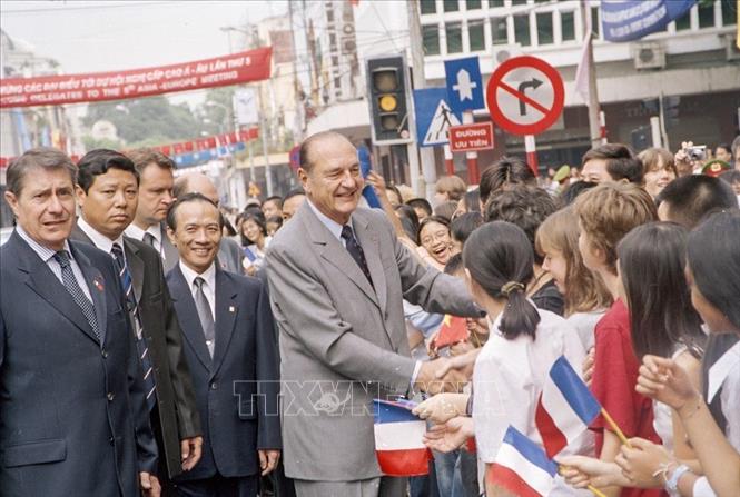 Trong ảnh: Tổng thống Pháp Jacques Chirac thăm và giao lưu với người dân Hà Nội, trong chuyến thăm chính thức Việt Nam và tham dự Hội nghị Thượng đỉnh Á - Âu lần thứ 5 (ASEM 5), tháng 10/2004. Ảnh: Nhan Sáng - TTXVN