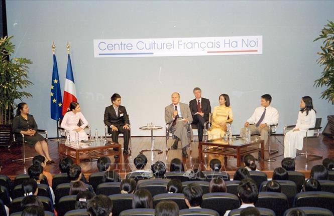 Trong ảnh: Ngày 7/10/2004, Tổng thống Pháp Jacques Chirac đến thăm và nói chuyện với học sinh, sinh viên biết tiếng Pháp tại Trung tâm Văn hóa Pháp ở Hà Nội, trong chuyến thăm chính thức Việt Nam và tham dự Hội nghị Thượng đỉnh Á - Âu lần thứ 5 (ASEM 5), tháng 10/2004. Ảnh: Nhan Sáng - TTXVN
