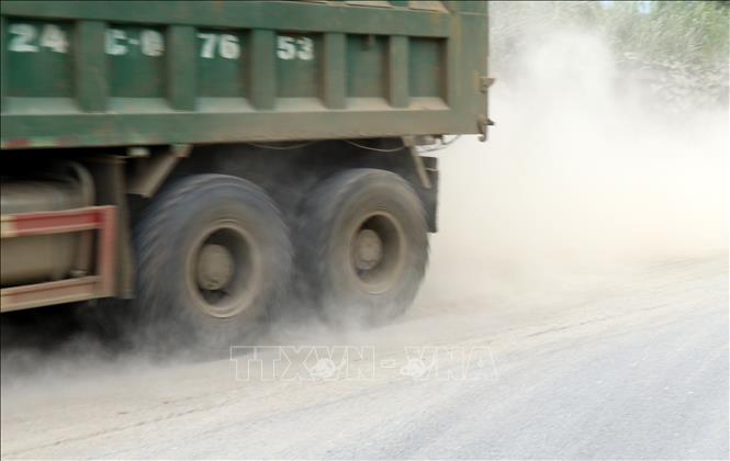 Trong ảnh: Các xe chở quặng có trọng tải lớn ra vào các khu nhà máy trong khu công nghiệp gây ô nhiễm khói bụi ảnh hưởng đến cuộc sống của người dân. Ảnh: Quốc Khánh - TTXVN