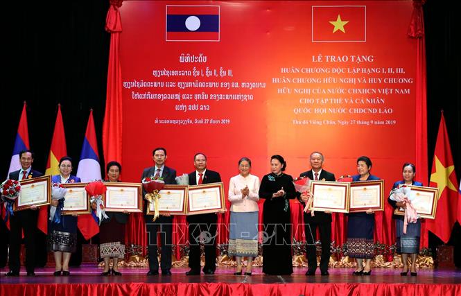 Trong ảnh: Chủ tịch Quốc hội Nguyễn Thị Kim Ngân và Chủ tịch Quốc hội nước Cộng hòa Dân chủ nhân dân Lào Pany Yathotou trao Huân chương Độc lập hạng Ba cho các tập thể, cá nhân Quốc hội Lào. Ảnh: Trọng Đức - TTXVN