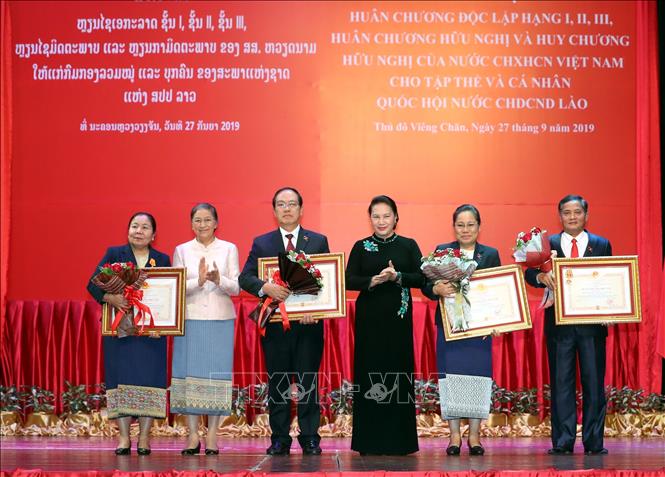 Trong ảnh: Chủ tịch Quốc hội Nguyễn Thị Kim Ngân và Chủ tịch Quốc hội nước Cộng hòa Dân chủ nhân dân Lào Pany Yathotou trao Huân chương Độc lập hạng Nhất cho các tập thể, cá nhân Quốc hội Lào. Ảnh: Trọng Đức - TTXVN