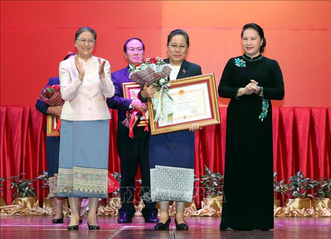Trong ảnh: Chủ tịch Quốc hội Nguyễn Thị Kim Ngân và Chủ tịch Quốc hội nước Cộng hòa Dân chủ nhân dân Lào Pany Yathotou trao Huân chương Độc lập hạng Nhất cho các tập thể, cá nhân Quốc hội Lào. Ảnh: Trọng Đức - TTXVN
