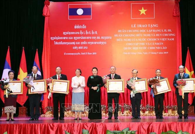 Trong ảnh: Chủ tịch Quốc hội Nguyễn Thị Kim Ngân và Chủ tịch Quốc hội nước Cộng hòa Dân chủ nhân dân Lào Pany Yathotou trao Huân chương Độc lập hạng Nhì cho các tập thể, cá nhân Quốc hội Lào. Ảnh: Trọng Đức - TTXVN