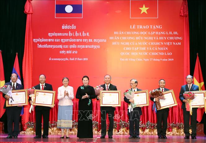 Trong ảnh: Chủ tịch Quốc hội Nguyễn Thị Kim Ngân và Chủ tịch Quốc hội nước Cộng hòa Dân chủ nhân dân Lào Pany Yathotou trao Huân chương Độc lập hạng Nhì cho các tập thể, cá nhân Quốc hội Lào. Ảnh: Trọng Đức - TTXVN