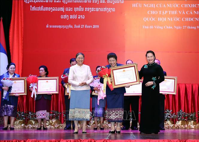 Trong ảnh: Chủ tịch Quốc hội Nguyễn Thị Kim Ngân và Chủ tịch Quốc hội nước Cộng hòa Dân chủ nhân dân Lào Pany Yathotou trao Huân chương Độc lập hạng Ba cho các tập thể, cá nhân Quốc hội Lào. Ảnh: Trọng Đức - TTXVN