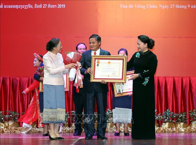 Trong ảnh: Chủ tịch Quốc hội Nguyễn Thị Kim Ngân và Chủ tịch Quốc hội nước Cộng hòa Dân chủ nhân dân Lào Pany Yathotou trao Huân chương Độc lập hạng Nhất cho các tập thể, cá nhân Quốc hội Lào. Ảnh: Trọng Đức - TTXVN