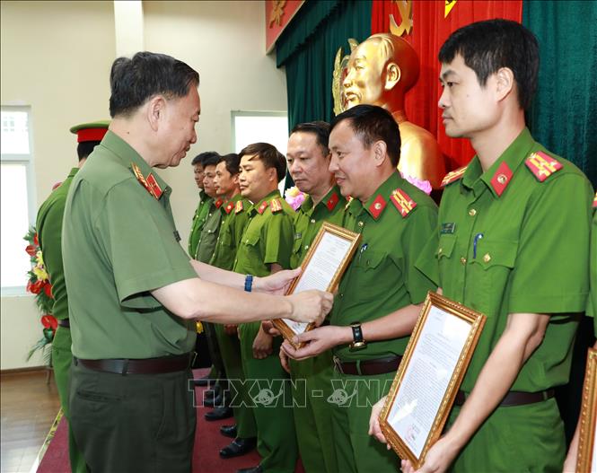 Trong ảnh: Đại tướng Tô Lâm, Bộ trưởng Bộ Công an trao tặng quyết định khen thưởng cho các tập thể, cá nhân có thành tích xuất sắc. Ảnh: Doãn Tấn - TTXVN