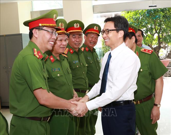 Trong ảnh: Phó Thủ tướng Vũ Đức Đam với lãnh đạo Cục Cảnh sát điều tra tội phạm về ma túy. Ảnh: Doãn Tấn - TTXVN