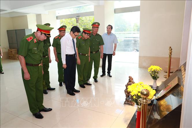 Trong ảnh: Phó Thủ tướng Vũ Đức Đam tưởng niệm chiến sỹ hy sinh trong công tác phòng, chống ma túy. Ảnh: Doãn Tấn - TTXVN