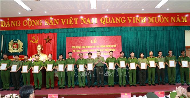 Trong ảnh: Đại tướng Tô Lâm, Bộ trưởng Bộ Công an trao tặng quyết định khen thưởng cho các tập thể, cá nhân có thành tích xuất sắc. Ảnh: Doãn Tấn - TTXVN