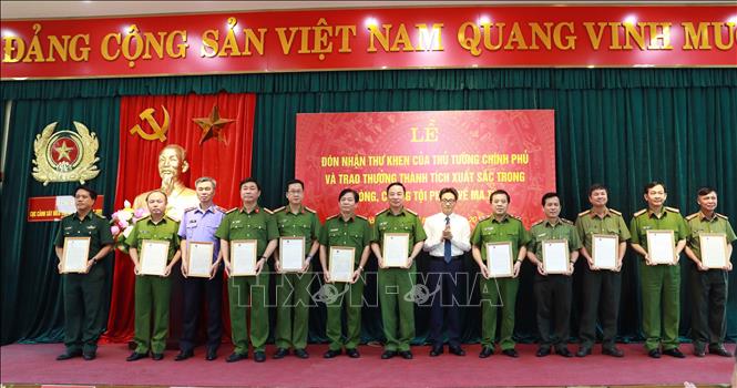 Trong ảnh: Phó Thủ tướng Vũ Đức Đam trao thư khen của Thủ tướng Chính phủ cho các cá nhân có thành tích xuất sắc. Ảnh: Doãn Tấn - TTXVN