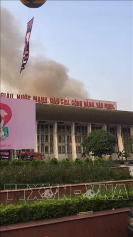 Trong ảnh: Cột khói trên nóc Cung Văn hoá Lao động Hữu nghị Việt - Xô. Ảnh: Doãn Tấn - TTXVN