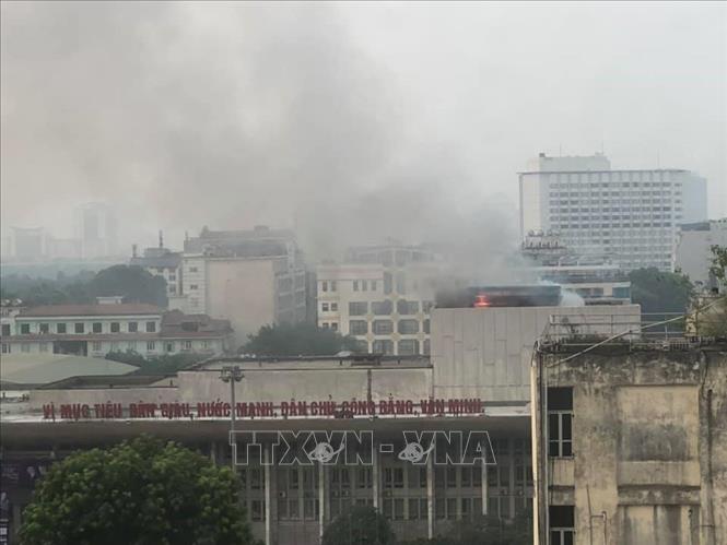 Trong ảnh: Cột khói trên nóc Cung Văn hoá Lao động Hữu nghị Việt - Xô. Ảnh: Lê Dũng - TTXVN phát