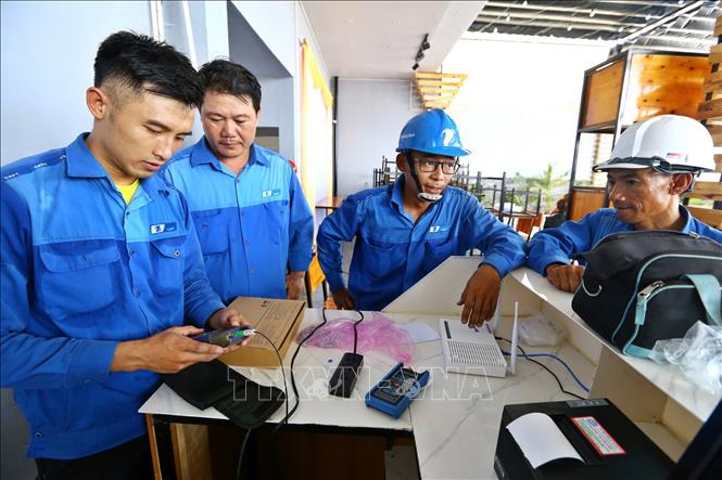 Trong ảnh: Nhân viên VNPT Quảng Bình đo thông số kỹ thuật, đảm bảo chất lượng đường truyền cho thuê bao mới. Ảnh: Minh Quyết - TTXVN 