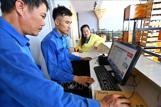 Trong ảnh: Nhân viên VNPT Quảng Bình lắp đặt hoàn thành thuê bao mới tại hộ gia đình phường Nam Lý, TP Đồng Hới, Quảng Bình. Ảnh: Minh Quyết - TTXVN 