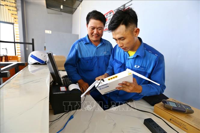 Trong ảnh: Nhân viên VNPT Quảng Bình lắp đặt thuê bao mới tại hộ gia đình phường Nam Lý, TP Đồng Hới. Ảnh: Minh Quyết - TTXVN 