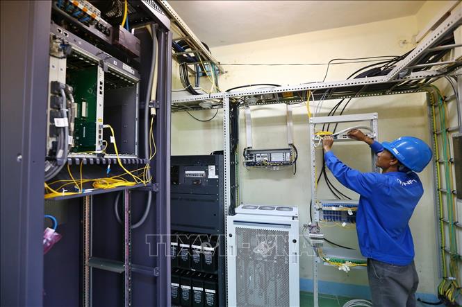 Trong ảnh: Hoạt động bảo trì tại trạm BTS Nam Lý 1, thành phố Đồng Hới. Ảnh: Minh Quyết - TTXVN 