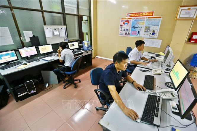 Trong ảnh: Xử lý kỹ thuật tại phòng Tổng đài (Trung tâm Viễn thông Quảng Bình). Ảnh: Minh Quyết - TTXVN 