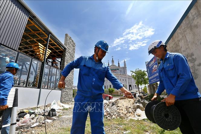 Trong ảnh: Nhân viên VNPT Quảng Bình lắp đặt thuê bao mới tại hộ gia đình phường Nam Lý, TP Đồng Hới. Ảnh: Minh Quyết - TTXVN 