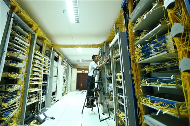 Trong ảnh: Nhân viên VNPT Quảng Bình xử lý kỹ thuật tại phòng Tổng đài, hệ thống truyền dẫn. Ảnh: Minh Quyết – TTXVN