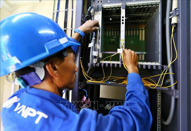 Trong ảnh: Hoạt động bảo trì tại trạm BTS Nam Lý 1, TP Đồng Hới. Ảnh: Minh Quyết - TTXVN 