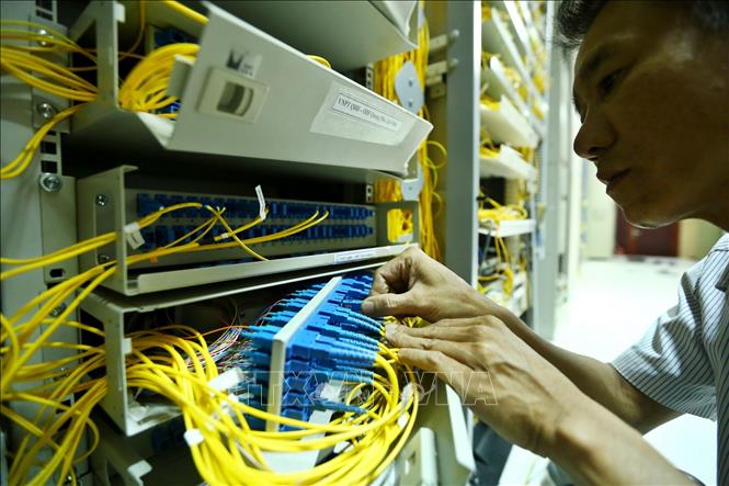 Trong ảnh: Nhân viên VNPT Quảng Bình xử lý kỹ thuật tại phòng Tổng đài, hệ thống truyền dẫn. Ảnh: Minh Quyết – TTXVN