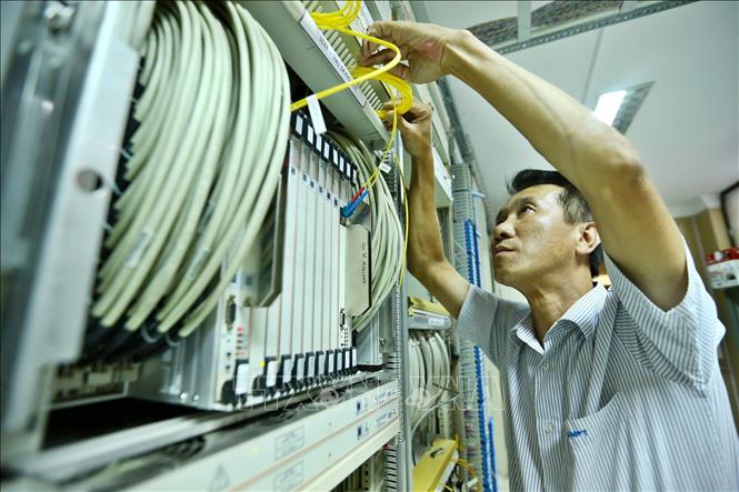 Trong ảnh: Nhân viên VNPT Quảng Bình xử lý kỹ thuật tại phòng Tổng đài, hệ thống truyền dẫn. Ảnh: Minh Quyết – TTXVN