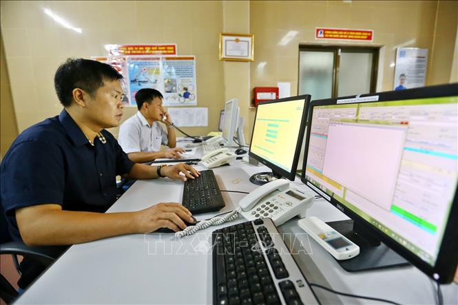 Trong ảnh: Xử lý kỹ thuật tại phòng Tổng đài (Trung tâm Viễn thông Quảng Bình). Ảnh: Minh Quyết - TTXVN 