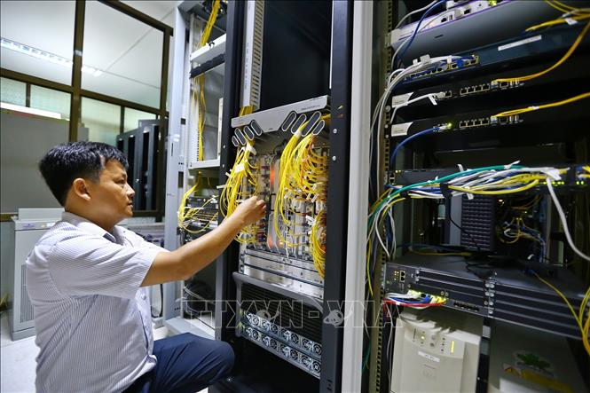 Trong ảnh: Nhân viên VNPT Quảng Bình xử lý kỹ thuật tại phòng Tổng đài, hệ thống truyền dẫn. Ảnh: Minh Quyết – TTXVN