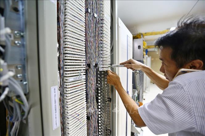 Trong ảnh: Nhân viên VNPT Quảng Bình xử lý kỹ thuật tại phòng Tổng đài, hệ thống truyền dẫn. Ảnh: Minh Quyết – TTXVN