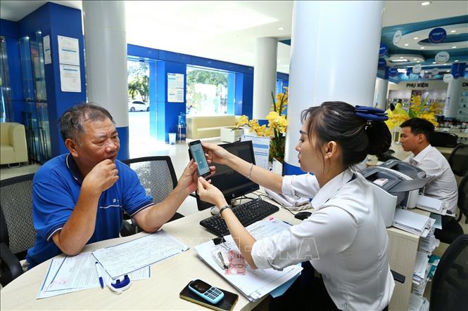Trong ảnh: Khách đến giao dịch tại Trung tâm kinh doanh, VNPT Quảng Bình. Ảnh: Minh Quyết – TTXVN