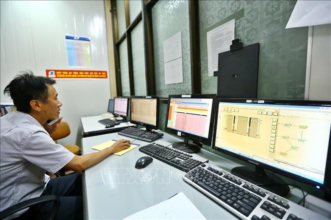 Trong ảnh: Xử lý kỹ thuật tại phòng Tổng đài (Trung tâm Viễn thông Quảng Bình). Ảnh: Minh Quyết - TTXVN 